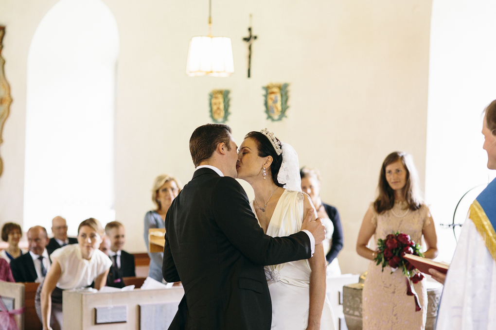 bröllop trollhättan hjärtums kyrka vigsel kyss
